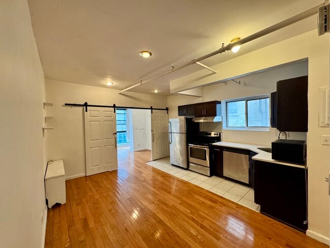 303 E 53rd St, Unit #4 in New York, NY - Foto de edificio - Building Photo