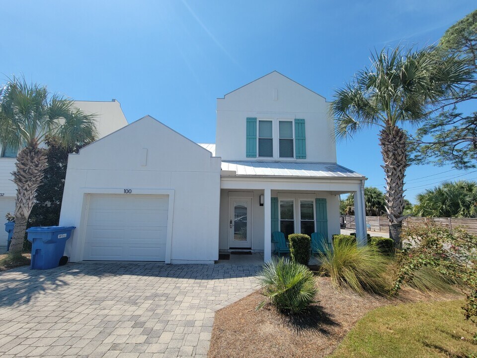 100 Seabreeze Cir in Panama City Beach, FL - Building Photo