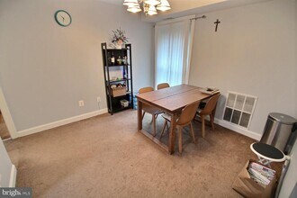 11901 Parklawn Dr-Unit -101 in Rockville, MD - Foto de edificio - Building Photo