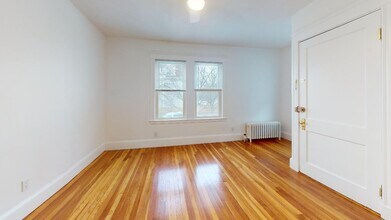 58 Wilbur St, Unit 1 in Everett, MA - Foto de edificio - Building Photo