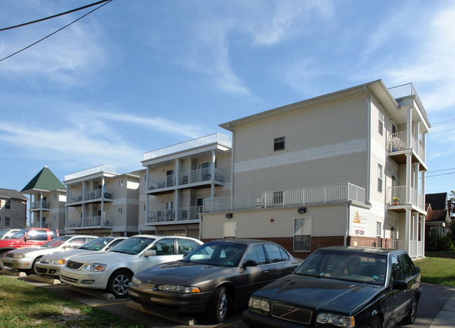 Castle Arms Apartments in Huntington, WV - Building Photo - Building Photo