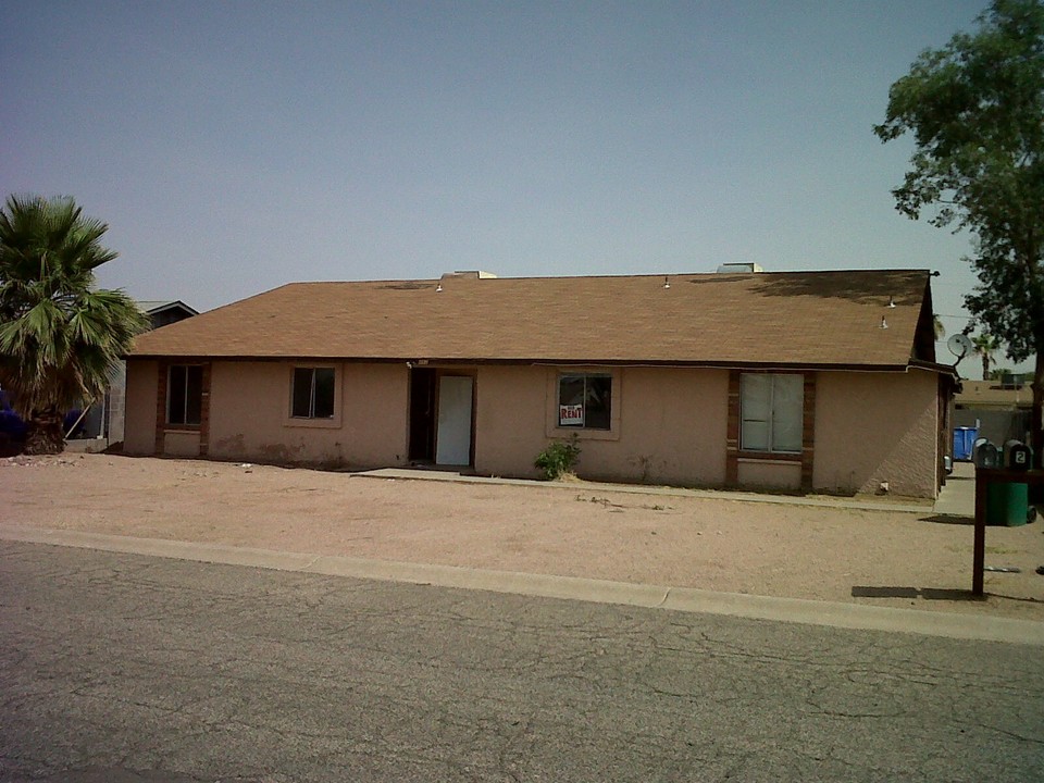 492 W 18th Ave in Apache Junction, AZ - Foto de edificio