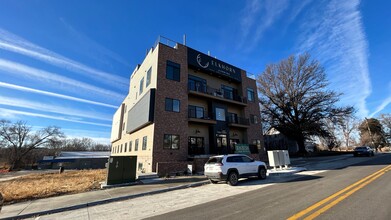 20605 Elkhorn Dr, Unit #303 in Omaha, NE - Foto de edificio - Building Photo