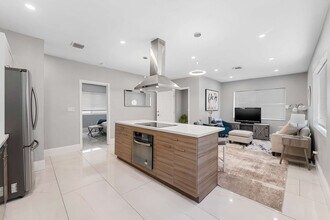 2227 Cody St in Hollywood, FL - Building Photo - Building Photo