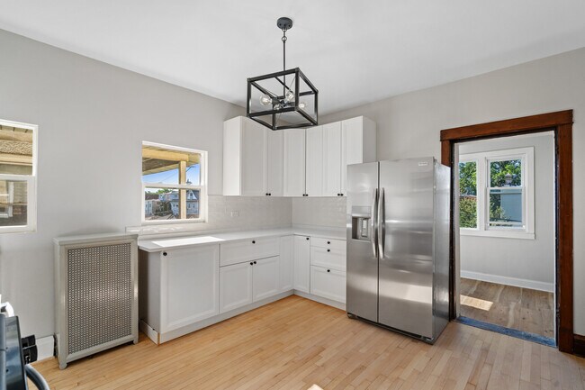 5059 W Sunnyside Ave, Unit Apt # 2 in Chicago, IL - Building Photo - Building Photo