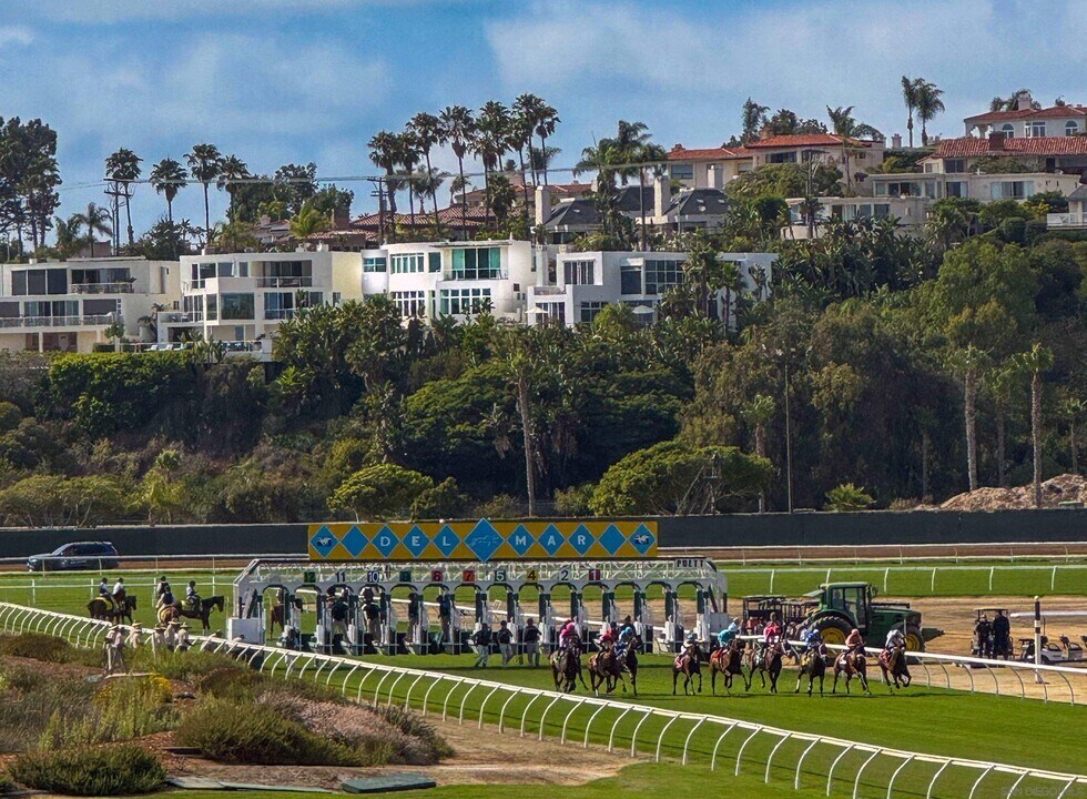 121 Via De La Valle in Del Mar, CA - Foto de edificio