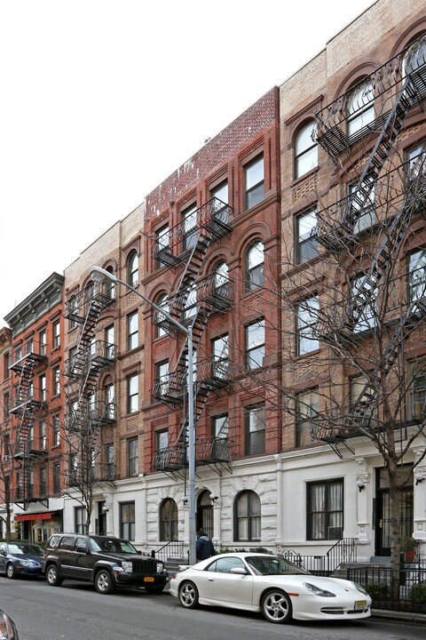 332 W 17th St in New York, NY - Building Photo