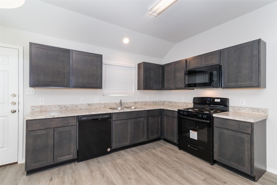 8603 Hilda Oaks Dr in Houston, TX - Building Photo