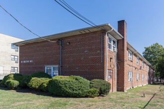 30 Hilton Ave in Hempstead, NY - Building Photo - Building Photo