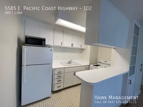 5585 E Pacific Coast Hwy in Long Beach, CA - Building Photo - Building Photo