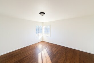 5104 E Falls View Dr in San Diego, CA - Building Photo - Building Photo