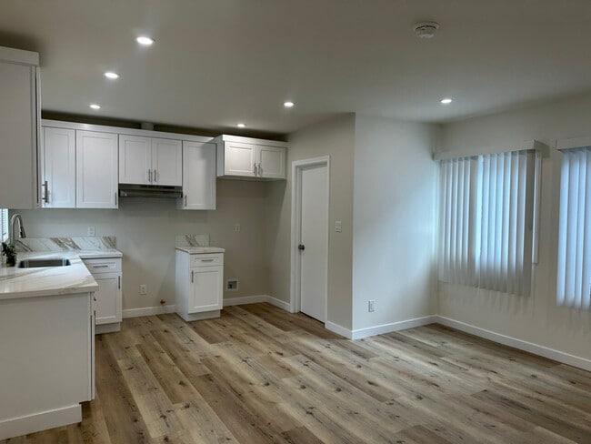 2616 1/4 S Halldale Ave in Riverside, CA - Foto de edificio - Building Photo