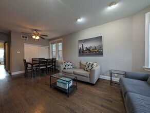 1911 W Addison St, Unit 1 in Chicago, IL - Foto de edificio - Building Photo