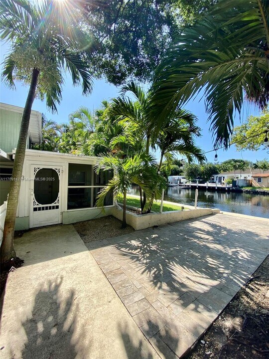 1310 NE 30th St in Oakland Park, FL - Building Photo