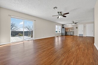 16200 Round Mountain Rd in Leander, TX - Foto de edificio - Building Photo