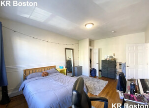 736 Washington St, Unit 2 in Brookline, MA - Building Photo - Building Photo