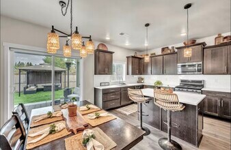 16496 Pine Creek Dr in La Pine, OR - Foto de edificio - Building Photo