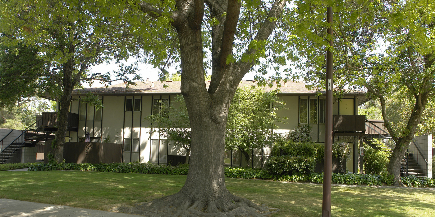 2033 Camel Ln in Walnut Creek, CA - Foto de edificio