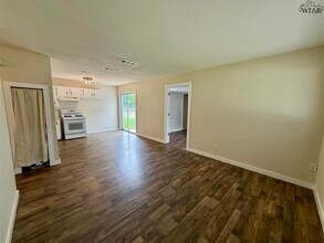117 W Garden Dr in Iowa Park, TX - Building Photo - Building Photo
