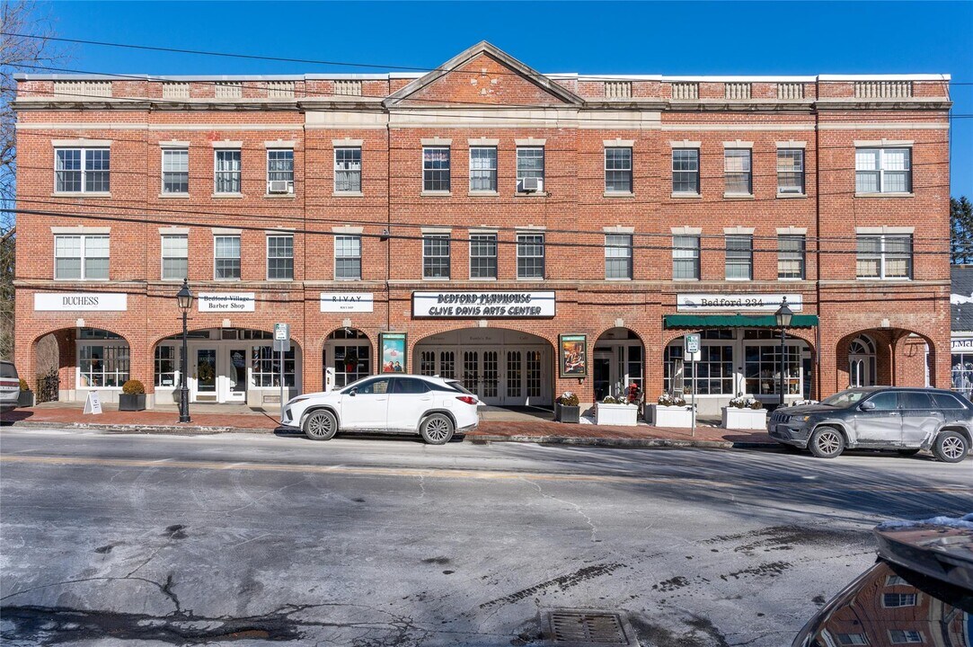 633 Old Post Rd in Bedford, NY - Building Photo