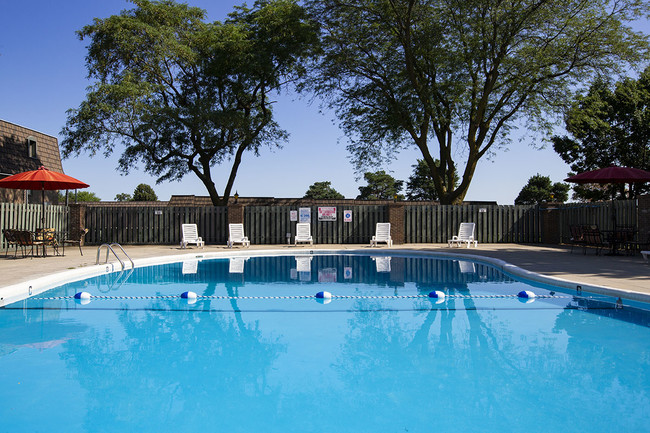 Four Seasons Apartments in Omaha, NE - Building Photo - Building Photo