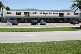 Island Way Apartments in Clearwater Beach, FL - Building Photo - Building Photo