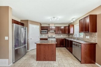 2128 Luxstone Blvd SW in Airdrie, AB - Building Photo - Building Photo