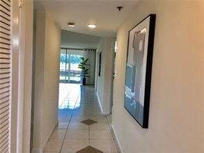 3001 W Rolling Hills Cir in Davie, FL - Building Photo - Building Photo