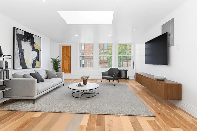 28 W 11th St in New York, NY - Building Photo - Building Photo