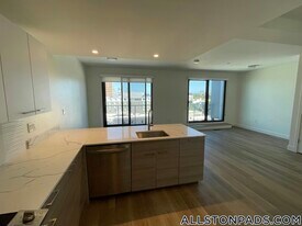 1079 Commonwealth Ave, Unit 529 in Boston, MA - Building Photo