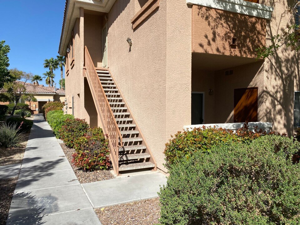 1050 E Cactus Ave in Las Vegas, NV - Building Photo