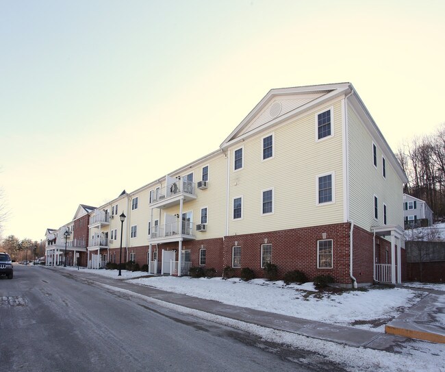 Glen Apartments in Winsted, CT - Foto de edificio - Building Photo