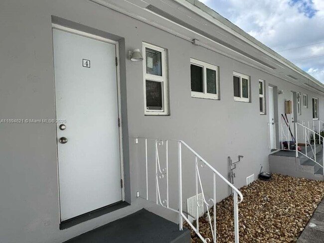 885 SW 29th Ave in Miami, FL - Building Photo - Building Photo