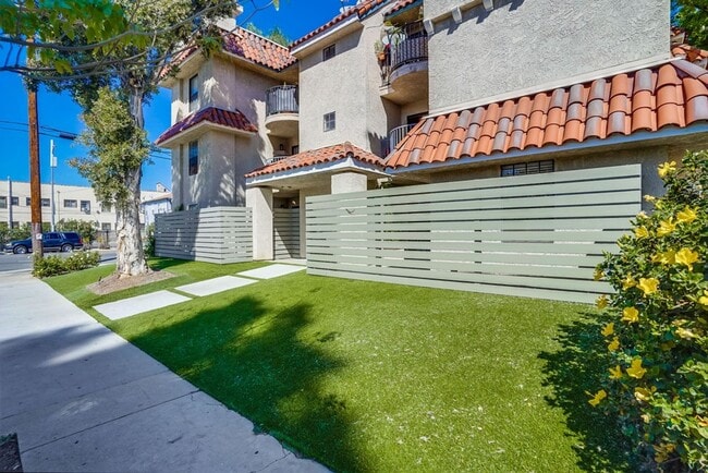 4060 S Hoover St-Unit -4060 #303 in Los Angeles, CA - Building Photo - Building Photo