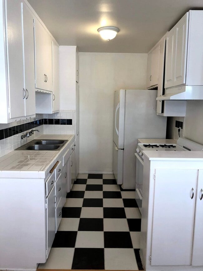 5841 Harold Way in Los Angeles, CA - Building Photo - Building Photo