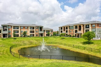 Oxford at Country Club in Baytown, TX - Building Photo - Building Photo