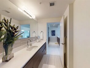 301 Altara Ave, Unit 527 in Coral Gables, FL - Building Photo - Building Photo