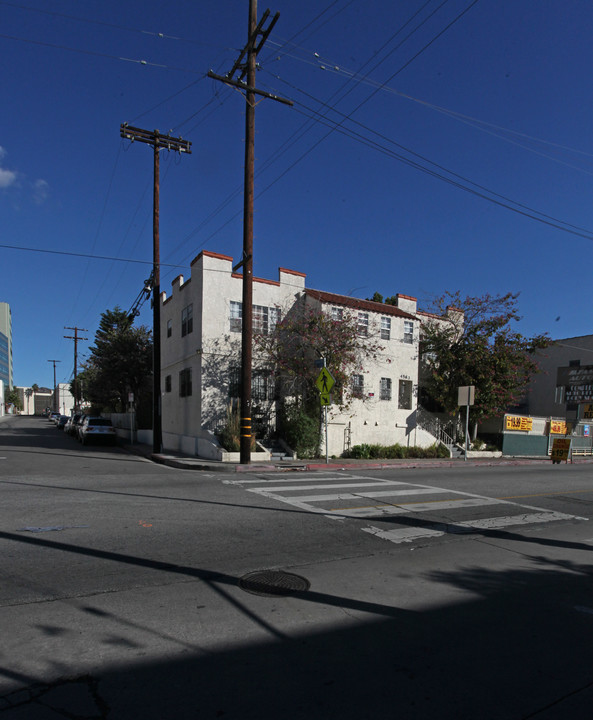 4563 W Fountain Ave in Los Angeles, CA - Building Photo