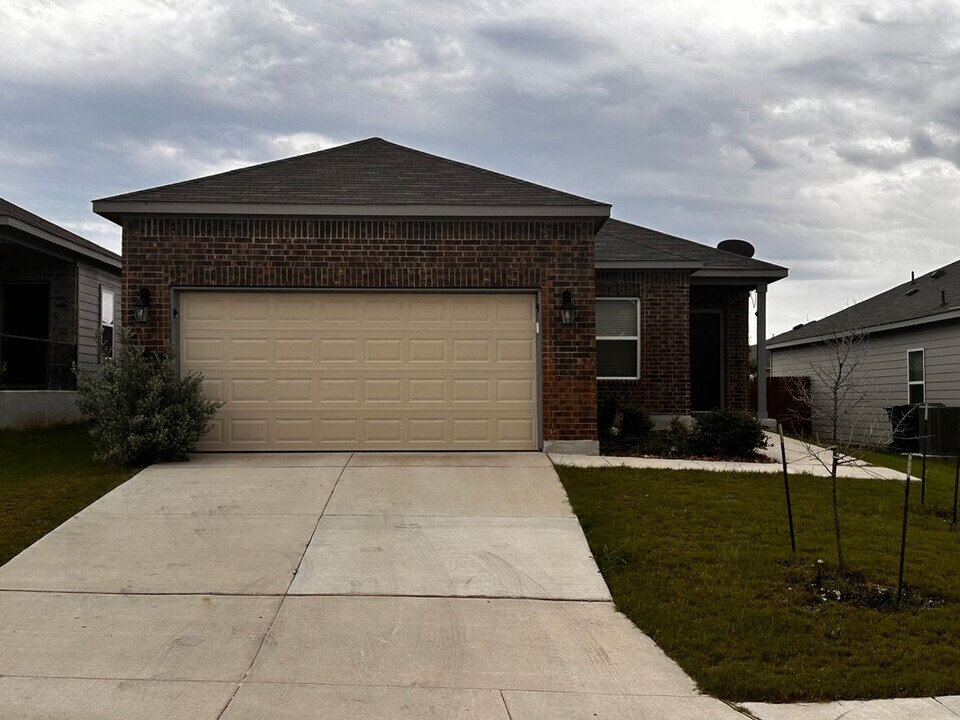 13014 Heathers Elm in Saint Hedwig, TX - Building Photo