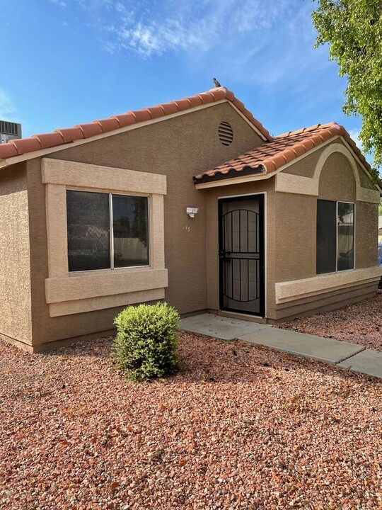 7040 W Olive Ave in Peoria, AZ - Building Photo