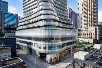 15 Wellesley St W in Toronto, ON - Building Photo - Building Photo