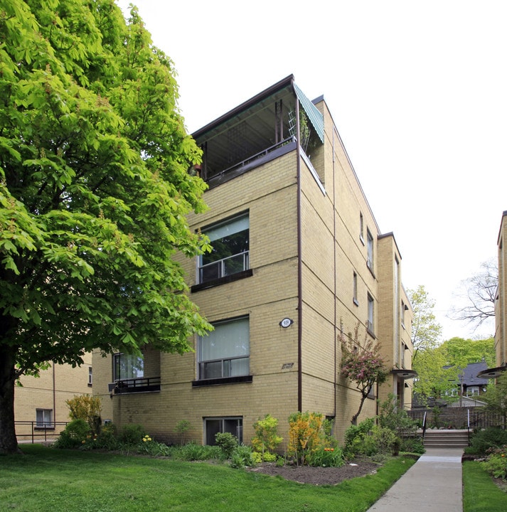 939 Avenue Rd in Toronto, ON - Building Photo