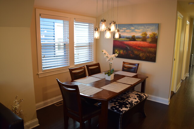 3538 N Hoyne Ave, Unit 2F in Chicago, IL - Building Photo - Building Photo