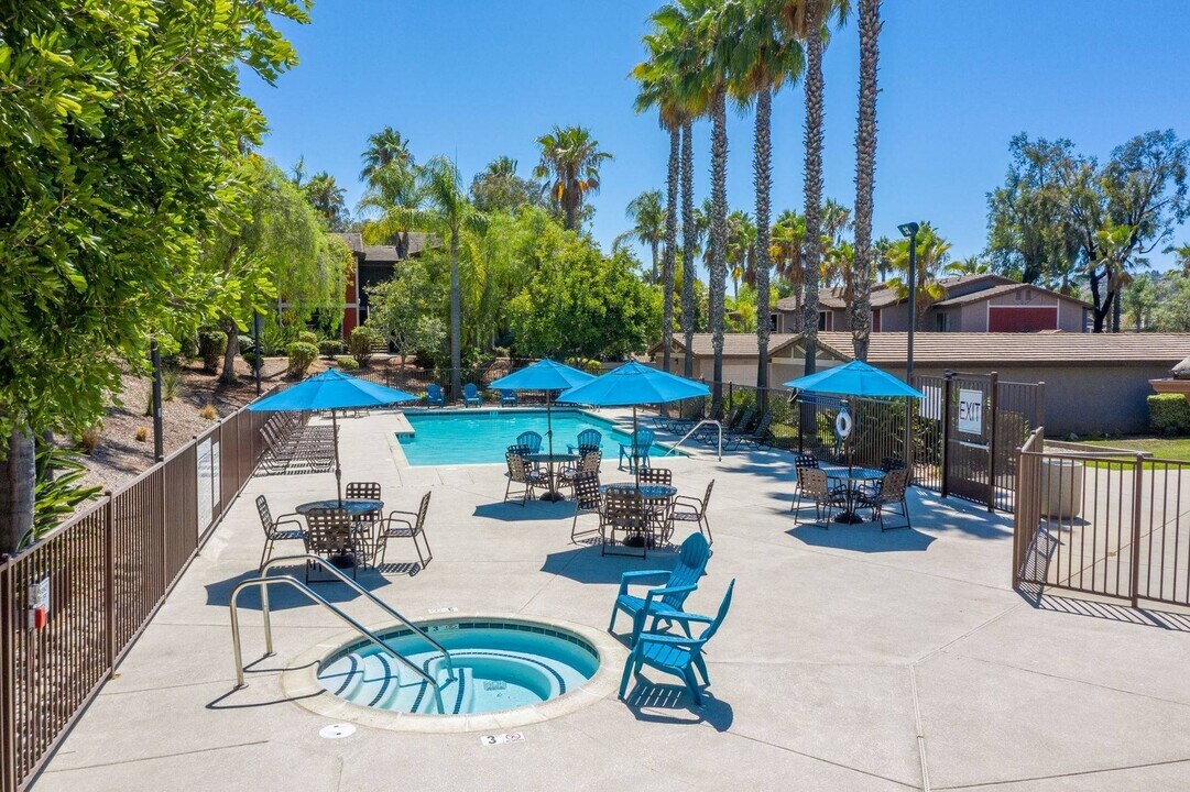 Tuscany Hills Apartments in San Marcos, CA - Foto de edificio