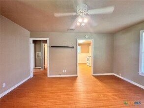 724 W San Antonio St in San Marcos, TX - Building Photo - Building Photo