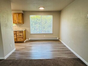 444 W Ballf St in Roseburg, OR - Building Photo - Building Photo