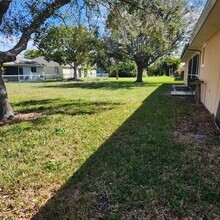 1037 SE 11th St, Unit B in Cape Coral, FL - Foto de edificio - Building Photo