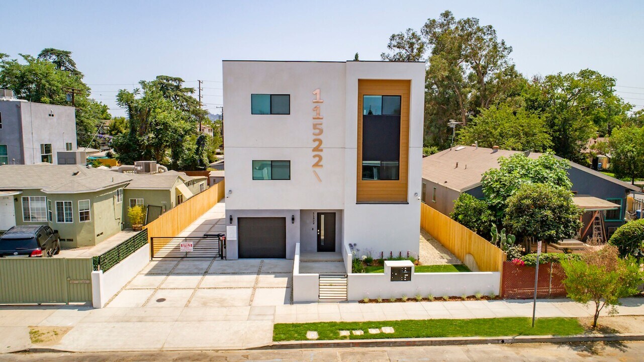 11522 Emelita St in Los Angeles, CA - Building Photo