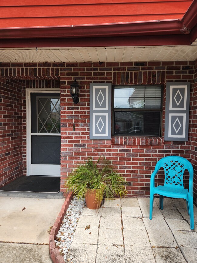 415 Shangri La Cir in Edgewater, FL - Foto de edificio - Building Photo