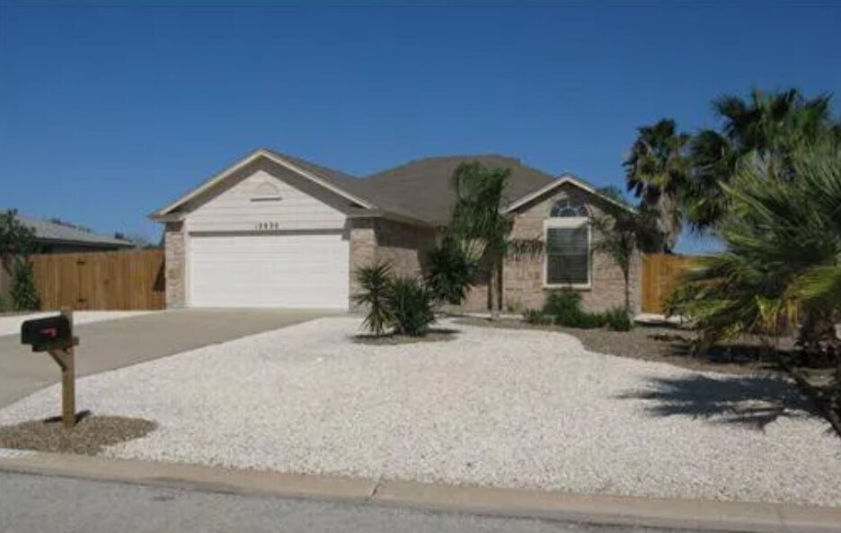 13930 Suntan Ave in Corpus Christi, TX - Building Photo